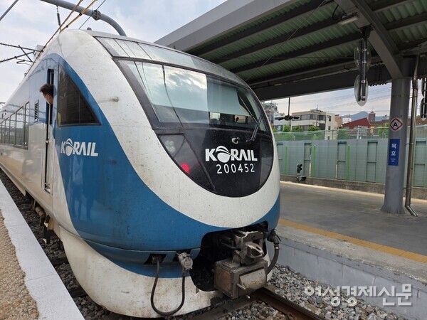 해안을 따라 달리는 낭만 열차 /박종섭