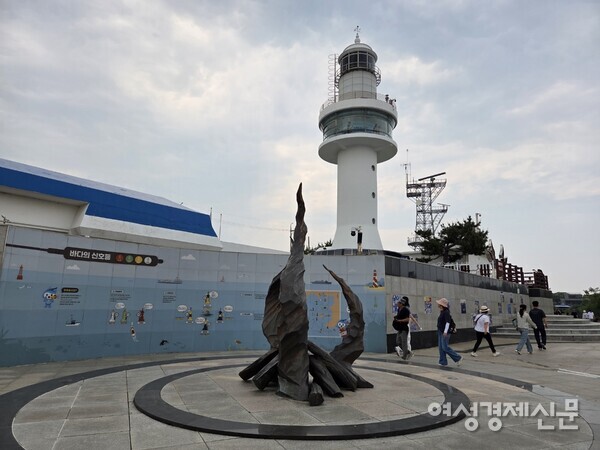 목호항의 명물 등대, 밤에는 42km 떨어진 곳에서도 등댓불이 보인다. /박종섭