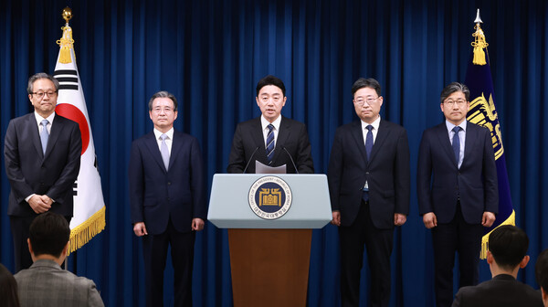 지난 6일 강훈식 대통령 비서실장(가운데)이 6일 서울 용산 대통령실 청사에서 대통령실 수석비서관 인선을 발표하고 있다. 왼쪽부터 문진영 사회수석비서관, 김용범 정책실장, 강 비서실장, 하준경 경제성장수석, 류덕현 재정기획보좌관. /연합뉴스