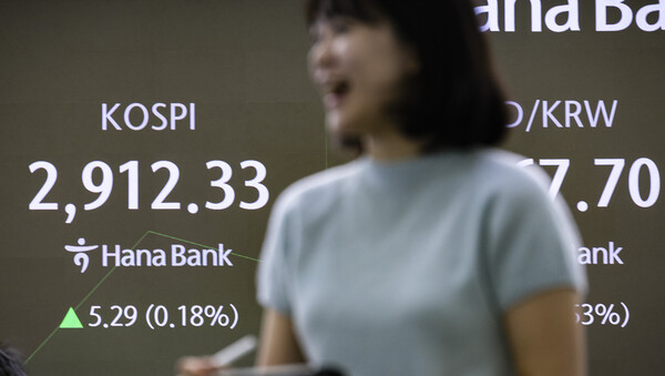 12일 오전 서울 중구 하나은행 본점 딜링룸의 전광판에 이날 거래를 시작한 코스피가 표시돼 있다. /연합뉴스