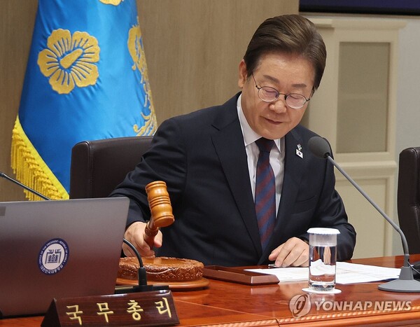 이재명 대통령이 10일 서울 용산 대통령실에서 국무회의를 주재하며 의사봉을 두드리고 있다. /연합뉴스