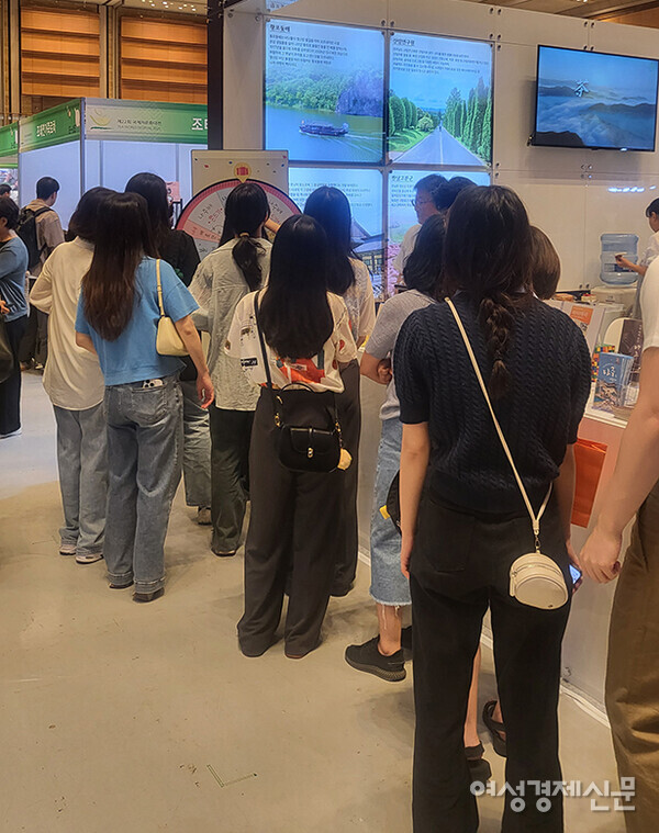 한 지자체에서 마련한 경품 행사에 참관객이 줄을 서 있다. /백영건