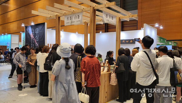 다양한 중국 차를 시음해 볼 수 있는 부스에 줄을 선 참관객들 /백영건