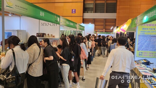 밀크티 판매 부스에 줄을 선 참관객들도 주로 2030 여성들이다. /백영건