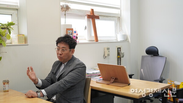 박혜원 자유로운교회 목사가 여성경제신문과 인터뷰하고 있다. /장세곤 기자
