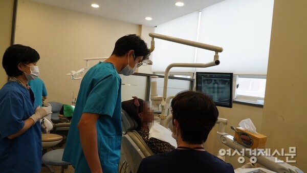 자유로운교회에서 운영 중인 치과 진료소에서 이주민이 치료를 받고 있다. /장세곤 기자