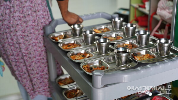 파주 디자인교회 부설 조이하우스에서 이주민 교사가 아동들에게 제공할 간식을 준비하고 있다. /장세곤 기자