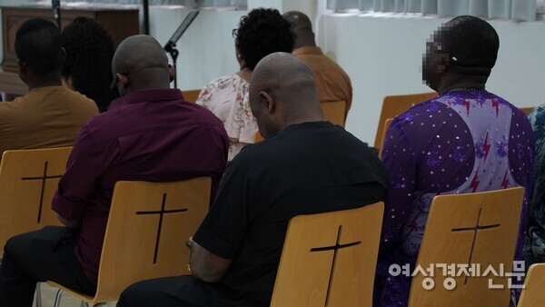 자유로운교회 예배에 참석한 이주민들 /장세곤 기자