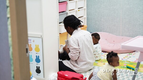 파주 디자인교회 부설 조이하우스에서 이주민 교사가 아이들을 돌보고 있다. /허아은 기자 