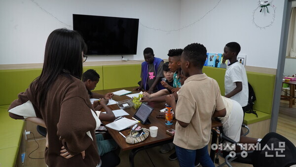 자유로운교회에서 주말마다 운영 중인 공부방의 모습. 한국인 교사와 이주민 아이들이 간식을 먹고 있다. /허아은 기자