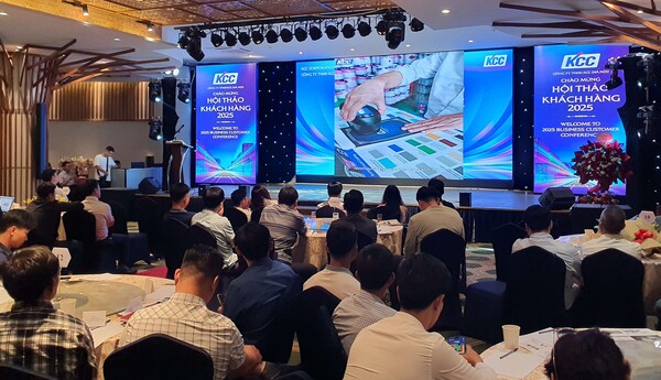 KCC가 베트남 하노이에서 도료 관련 업계 관계자 200여명이 참석한 가운데 대규모 세미나를 개최했다. /KCC