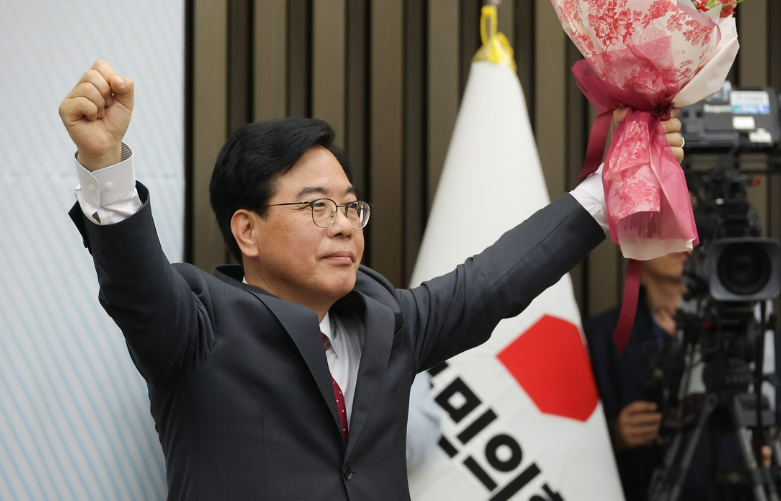 송언석 국민의힘 신임 원내대표가 16일 원내대표 선출 의원총회가 열린 서울 여의도 국회 회의장에서 양손을 번쩍 들어 올리고 있다. /연합뉴스