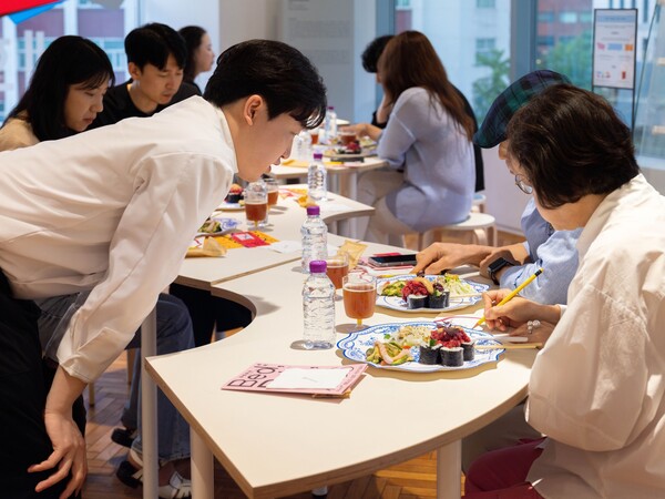 《유영하는 세계 : Bed, Bath, Bus》 전시 연계 프로그램 ‘Bed, Bath, Bus 그리고 Kitchen : 미술관 마실’이 서울 종로구 세화미술관 3층 라운지에서 16일에 열렸다. 사진은 관람객들이 식사 메뉴에 들어간 식재료를 맞춰보는 '메뉴 카드'를 작성하는 모습. /태광그룹