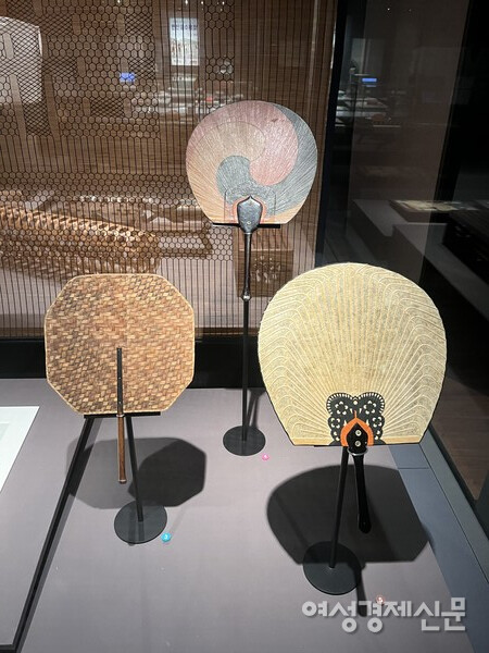 국립민속박물관에 전시된 팔덕선, 태극선, 단선(좌측부터) /프레스 모멘트