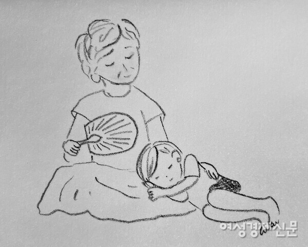 할머니가 부채질해 주는 아이의 낮잠 시간 /프레스 모멘트