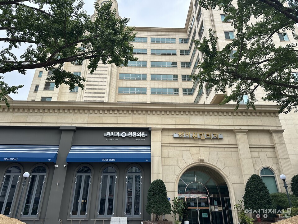 식당과 카페가 밀집한 서울 용산의 '핫플레이스' 용리단길 중심에 실버타운이 있다. '하이원빌리지'다. 외관만 보면 브런치 카페나 갤러리로 보일 정도로 일반 상업시설과 자연스럽게 어우러졌다. /김정수 기자