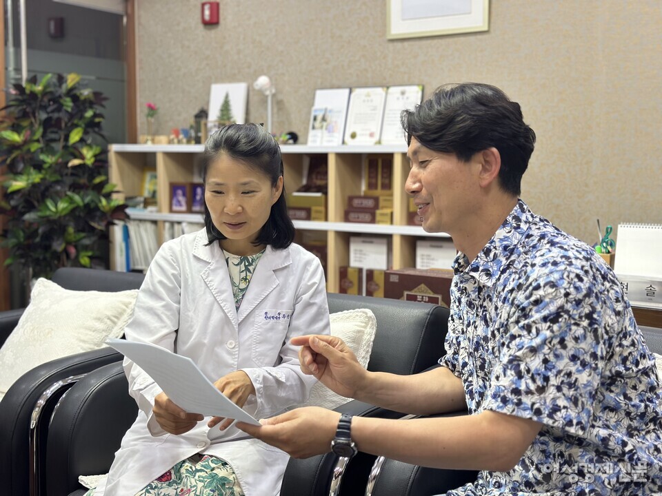 두인선 원한의원 원장(왼쪽)은 "진료 중 어르신의 대화 흐름, 예약 착오 등을 통해 조기 징후를 포착한다"고 했다. /김정수 기자