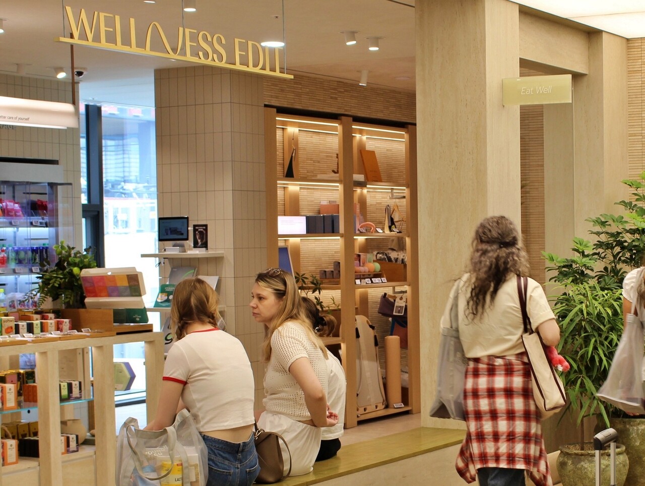 서울시 성동구 '올리브영N 성수' 매장의 '웰니스에딧'관에서 외국인 관광객들이 쇼핑하고 있다. /CJ올리브영