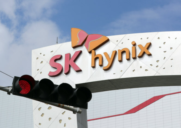 SK하이닉스가 차세대 고대역폭메모리(HBM4) 양산 준비에 속도를 내며 글로벌 인공지능(AI) 메모리 시장 주도권 확보에 나섰다. /연합뉴스