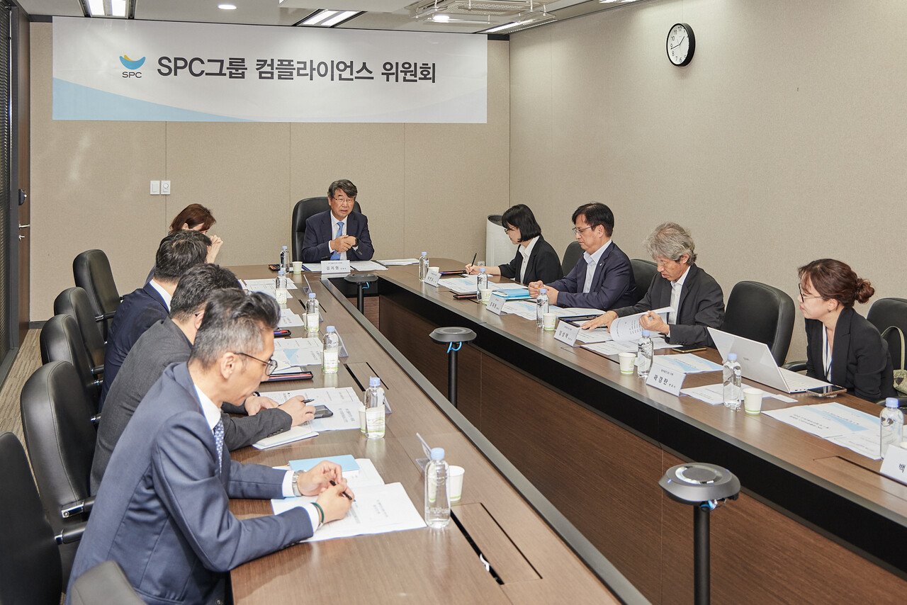 16일 서울 양재동 SPC1945 사옥에서 SPC 컴플라이언스 위원회가 발족식을 갖고 첫 회의를 진행하고 있다. 가운데가 김지형 위원장 /SPC