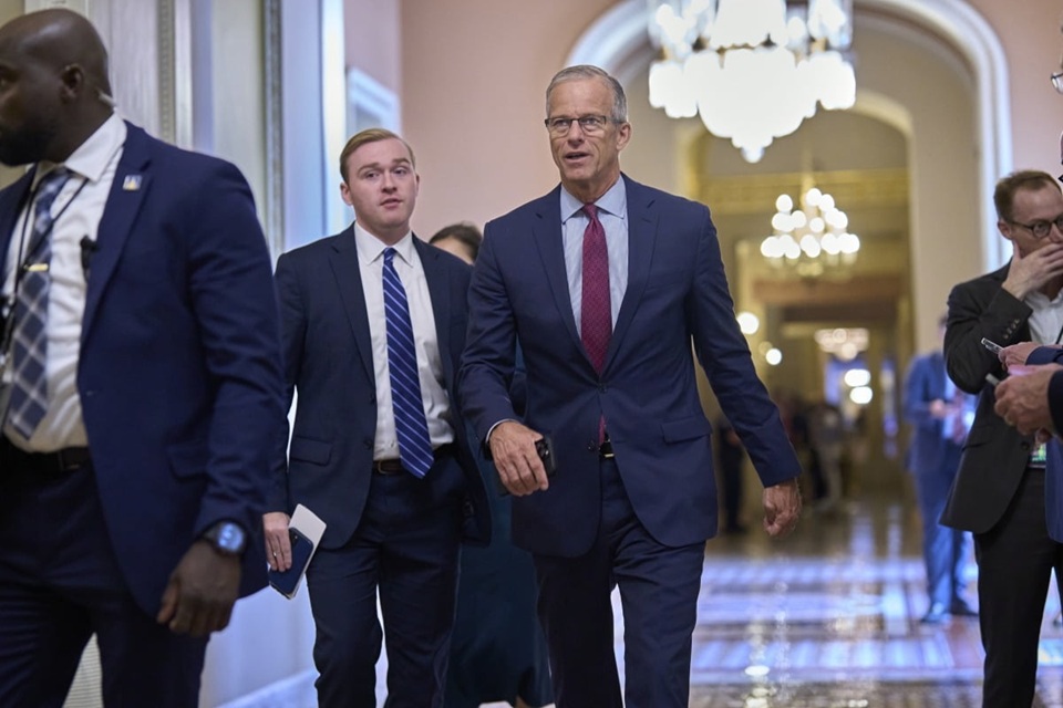 존 슌 미국 상원 원내대표가 지난 11일 의회 의사당에 들어서고 있다. 상원 재무위원회는 16일(현지시간) 크고 아름다운 하나의 법안(OBBBA) 내용을 수정한 초안을 공개했다. /연합뉴스