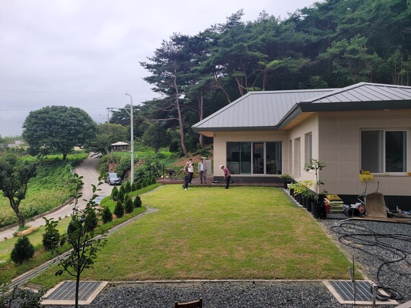 석경수헌의 잔디가 깔린 안마당, 건축주가 일흔이 넘은 나이에 지은 전원주택에서 풀과 다투며 살 수 없을 것이다. 잔디는 안마당에만 깔고 나머지 외부 공간은 모두 포장해서 Joyful House로 지었다. /김정관