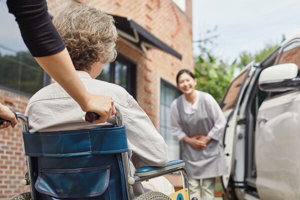 실버타운이 고령사회 대안으로 주목받지만, 제도적 기반은 미비하다. 분양형과 임대형의 조화, 케어형 모델 등 다양한 운영방식에 대한 해법을 찾기 위한 정책 토론회가 6월 30일 국회에서 열린다. /게티이미지뱅크