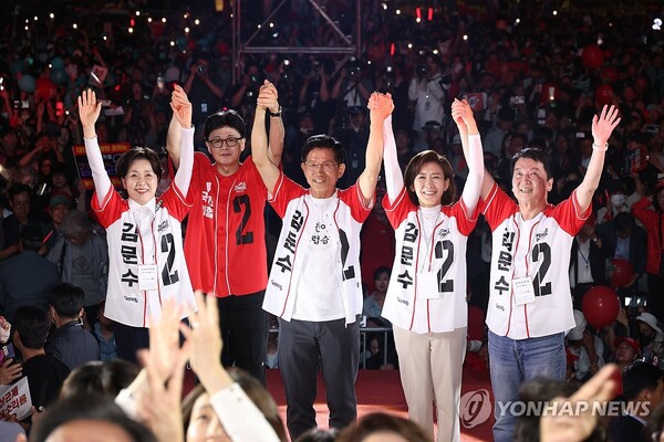 국민의힘 김문수 대선 후보가 2일 서울시청 앞 서울광장에서 열린 피날레 유세에서 지지를 호소하고 있다. 오른쪽부터 안철수, 나경원 의원, 김 후보, 한동훈 전 대표, 양향자 전 후보. /연합뉴스 