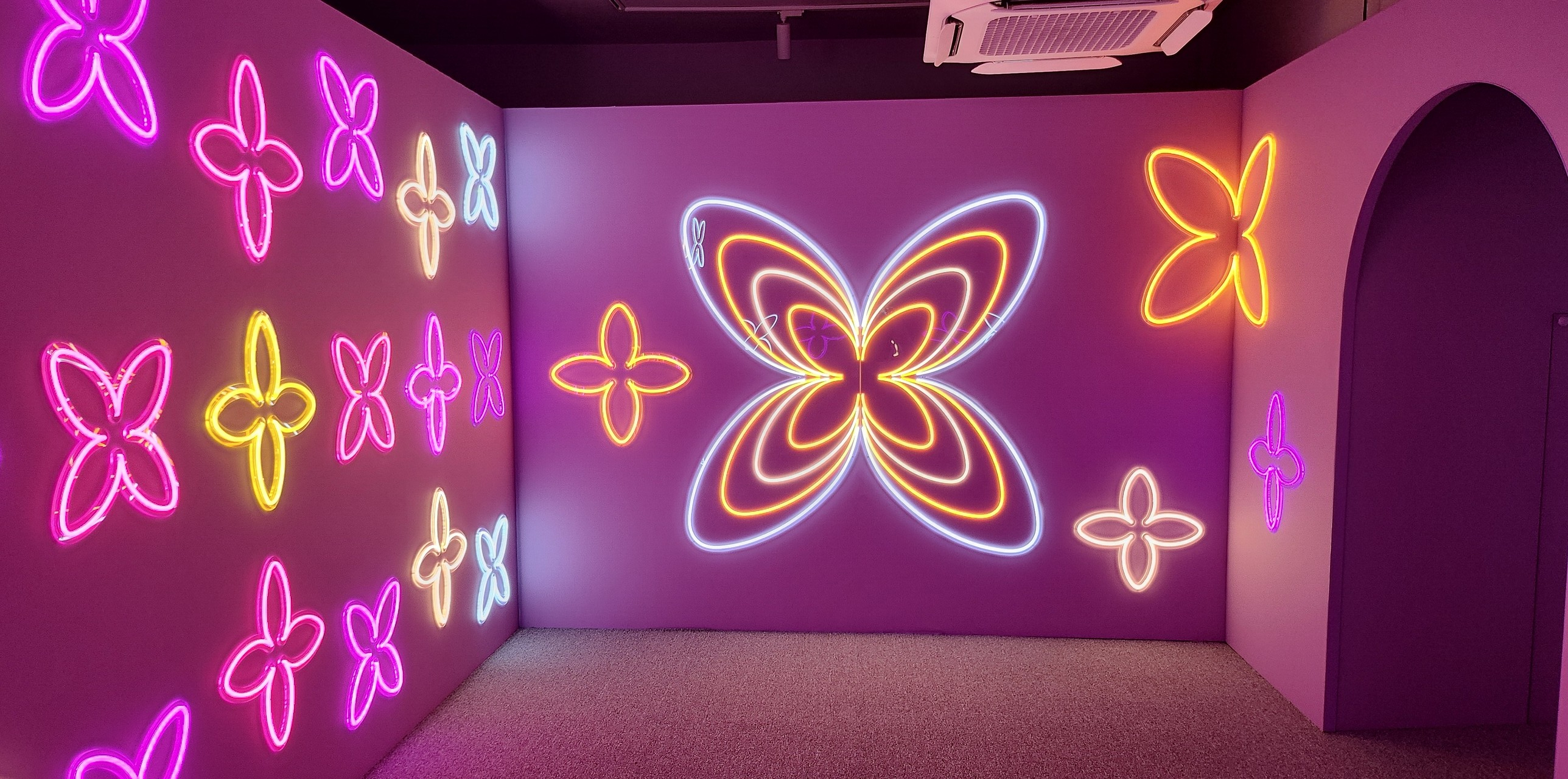 18일 오후 서울 성동구 성수동 MM성수에서 파인 주얼리 브랜드 ‘골든듀’의 팝업 전시 ‘뉴 아이콘(NEW ICONS)’이 문을 열었다. 골든듀의 뉴 아이콘 중 하나인 개나리 모양의 '펄시피아'를 상징한 네온사인이 공간에 전시돼 있다. /류빈 기자