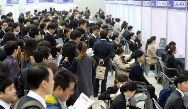 청년 구직자들이 채용 박람회를 찾고 있다. 오늘날 한국 사회에서 청년 문제는 점점 더 깊어지고 있다. /연합뉴스