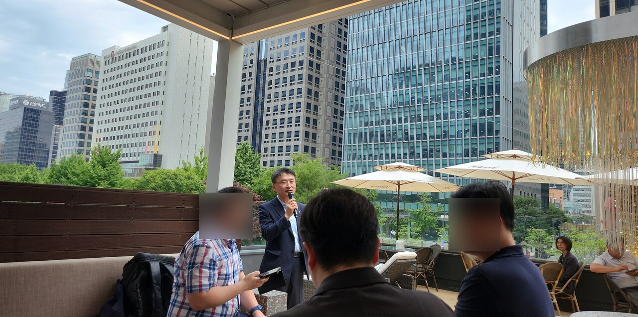 BBQ는 19일 서울 종로구 BBQ청계광장점에서 ‘BBQ 호프데이’ 행사를 열고 기자들과 만나 새 정부의 물가 관리 정책에 대한 프랜차이즈 업계의 입장과 BBQ 측의 견해를 밝혔다. 이날 행사에서 이동영 BBQ 커뮤니케이션 실장 전무가 질문에 답변하고 있다. /류빈 기자