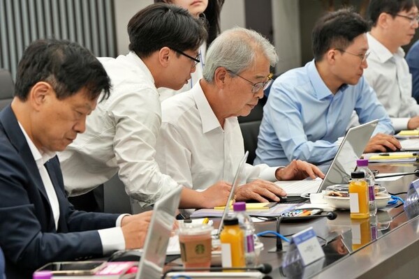 임종룡 우리금융그룹 회장이 지난 19일 우리금융 본사에서 직접 ChatGPT 업무 활용 실습을 하고 있다. /우리금융 