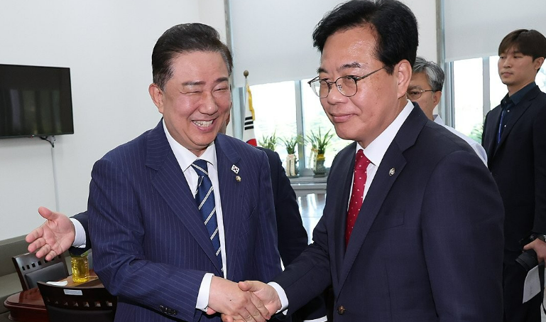 김병기 더불어민주당 당 대표 직무대행 겸 원내대표와 송언석 국민의힘 원내대표가 지난 18일 서울 여의도 국회 더불어민주당 원내대표실에서 추경안, 원구성 등 현안을 논의한 뒤 헤어지며 악수하고 있다. /연합뉴스