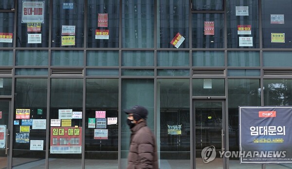 2월 25일 서울 한 건물 상가에임대 광고가 붙어 있는 모습 /연합뉴스