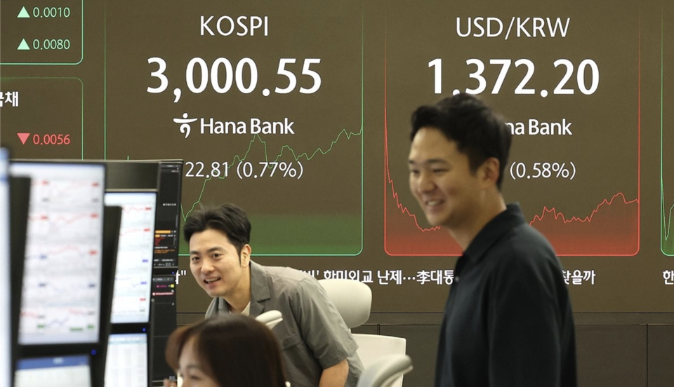 코스피가 장중 3000선을 돌파한 20일 서울 중구 하나은행 딜링룸 /연합뉴스