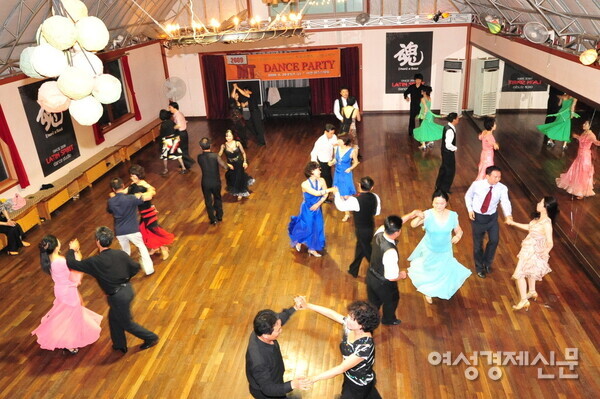 댄스동호회 활동은 같은 취미를 가진 사람들 모임이라 재미를 극대화하는 데 최적이다. /사진=강신영