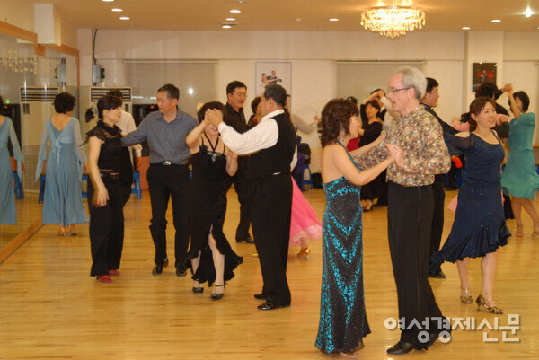댄스동호회 활동은 같은 종목, 같은 루틴을 배운 사람들끼리라서 춤추고 어울리기 좋다. /사진=강신영