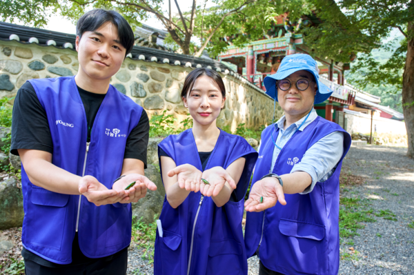 지난 19~20일 효성그룹 임직원들이 비단벌레를 자연에 방사하며 생태계 복원 활동에 동참했다. /효성