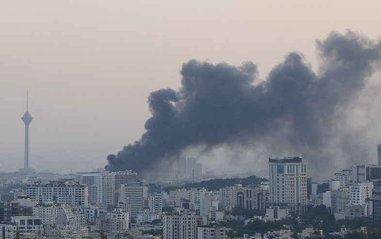 이스라엘의 폭격을 받고 있는 이란 수도 테헤란의 모습이다. 이스라엘이 지난 13일 오전 3시부터 이란에 공습을 시도한 가운데 지난 22일 미국 역시 이란을 공습했다. /연합뉴스