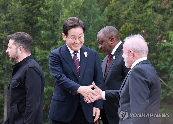 이재명 대통령이 17일(현지 시각) 캐나다 앨버타주 캐내내스키스 주요 7개국(G7) 정상회의장에서 G7 및 초청국 기념 촬영 후 루이스 이나시우 룰라 다시우바 브라질 대통령과 악수하고 있다. /연합뉴스