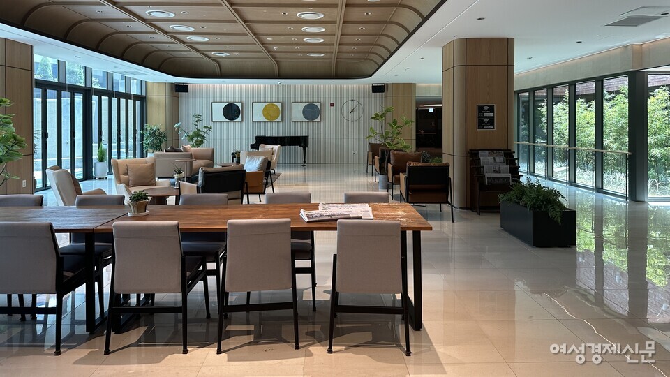더시그넘하우스 청라 로비 모습. 라운지는 담소를 나누거나 신문을 읽는 등 일상적 소통 공간으로 활용되고 있으며 특정 자리를 중심으로 자연스럽게 소모임이 형성되기도 한다. /김정수 기자