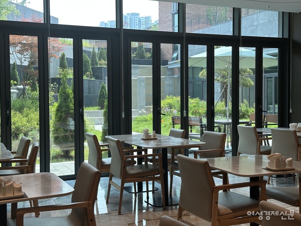 썬큰가든과 연결된 더시그넘하우스 청라 내부 식당 모습이다. /김정수 기자