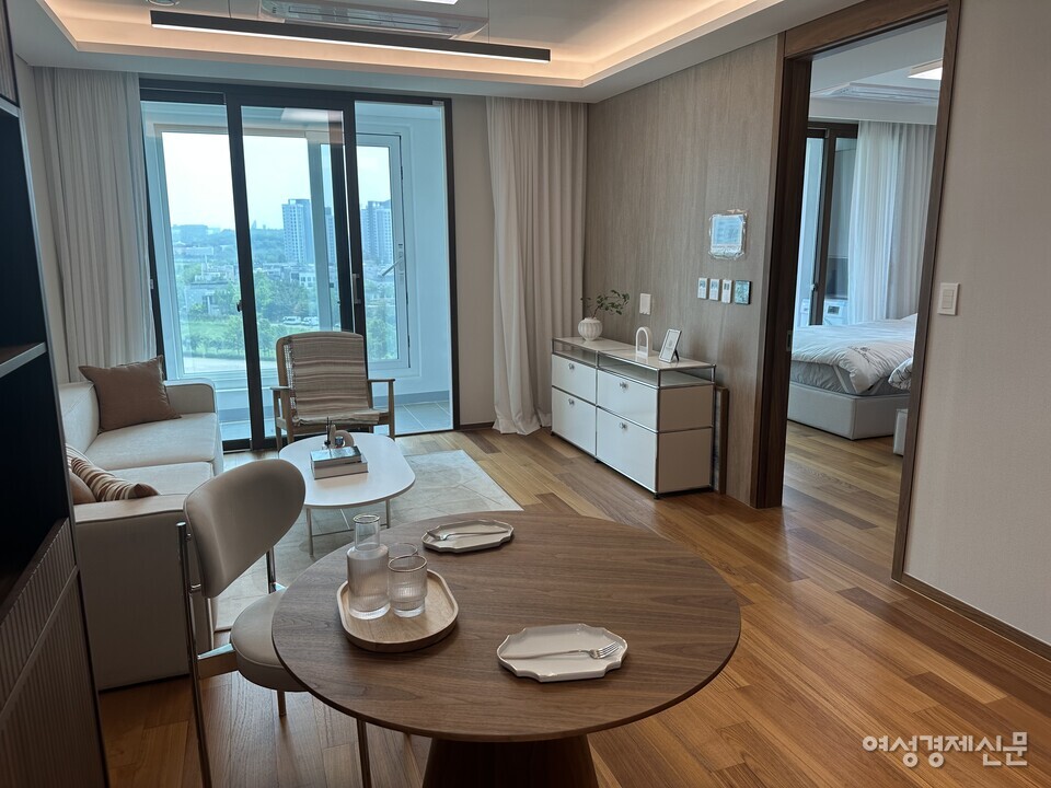 더시그넘하우스 청라 C타입, 전용 면적 16평 모습. 보증금은 약 4억9000만원, 1인 생활비 약 260만원, 2인 생활비 약 359만원(월 60식 의무식 포함)이다. /김정수 기자