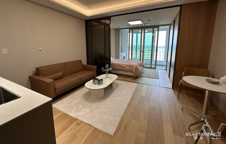 더시그넘하우스 청라 A타입, 전용 면적 11.5평 모습. 보증금 약 3억3000만, 1인 생활비는 월 60식 의무식 포함 206만원이다. /김정수 기자