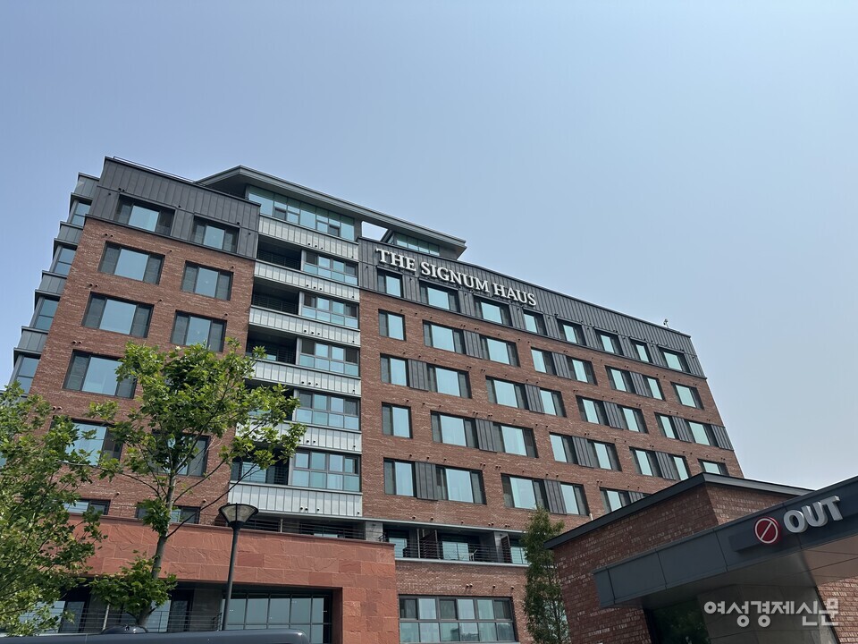 역이민 시니어, 요양원은 가기 싫은 노인, 생활비가 부담인 은퇴자. 주거 사각지대에 놓인 고령층을 폭넓게 수용하는 실버타운이 있다. 강남 자곡점을 시작으로 인천 청라에 문을 연 '더시그넘하우스'다. /김정수 기자