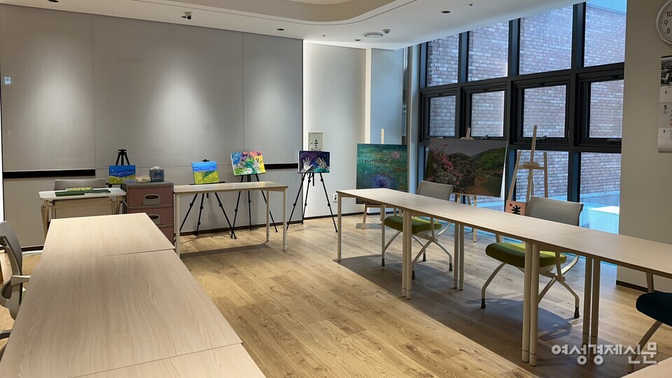 더시그넘하우스 청라 아뜰리에는 동아리 모임과 미술 활동이 활발하며 입주민 간 재능기부 프로그램도 이뤄지고 있다. /김정수 기자