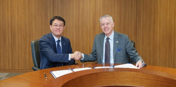 (왼쪽부터) 박성균 한화시스템 DE사업단장, 켄 토도로프(Kenn Todorov) 노스롭 그루먼 지휘통제 및 무기 통합 부문 부사장. /한화시스템