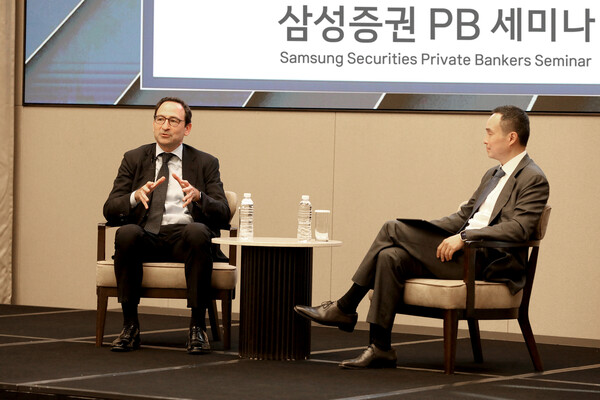 존 그레이 블랙스톤 사장 겸 최고운영책임자(왼쪽)가 지난달 29일 서울 강남구 조선팰리스에서 삼성증권 PB대상으로 세미나를 진행하고 있다. /삼성증권