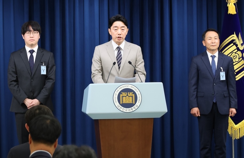 강훈식 대통령비서실장이 지난 15일 서울 용산 대통령실에서 인선 발표를 하고 있다. 왼쪽부터 하정우 AI미래기획수석, 강 비서실장, 김현종 국가안보실 1차장. /연합뉴스