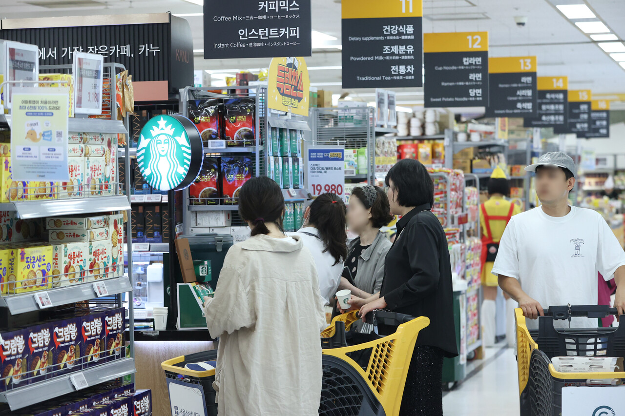 서울 시내 한 대형마트에서 소비자들이 상품을 살펴보고 있다. /연합뉴스